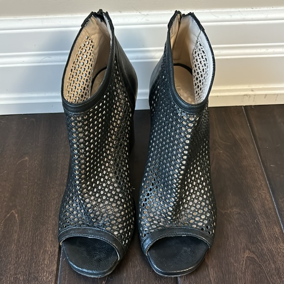 Women’s Le Chateau Open Toed Mesh Booties size 8 - Picture 2 of 4
